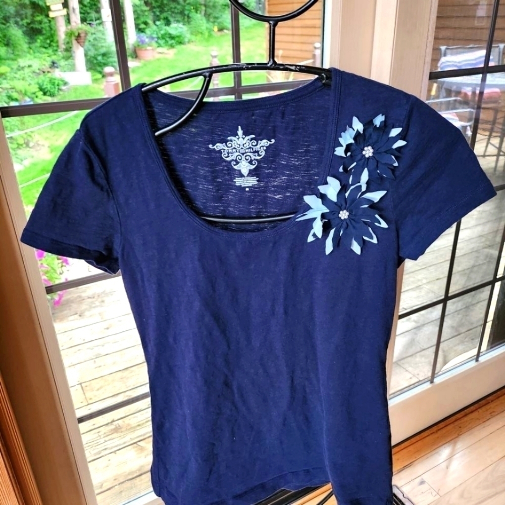 Tommy Hilfiger Floral Embellished Vneck Short Sleeve Sz. M T-shirt